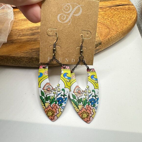 Plunder Jewelry Lottie Earrings Floral Pattern Dangle Boho Chic Vintage Style - Picture 2 of 4